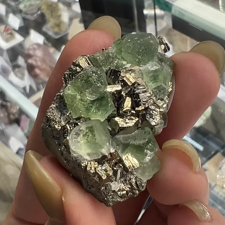 據說是祕魯新礦!黃鐵共生綠螢石,產量不多