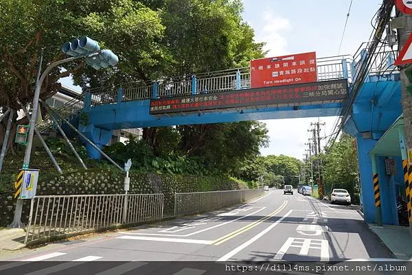 校門左邊有藍色天橋