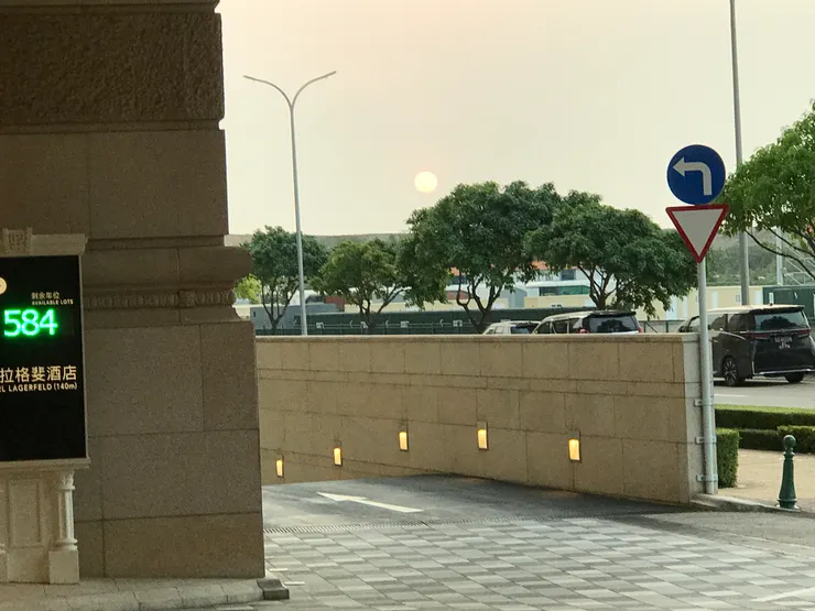 這張照片也很想讓大家看，從沒看過這麼美的朝陽！真的又紅又艷又漂亮！我看到嘩然和捨不得走！很可惜我沒能力拍下那種美態。