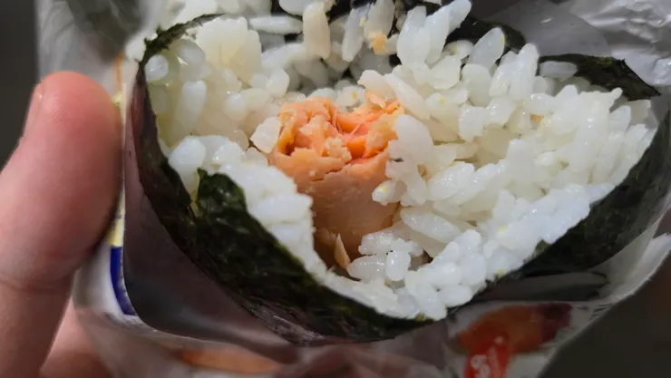 鮭魚肉還滿大的