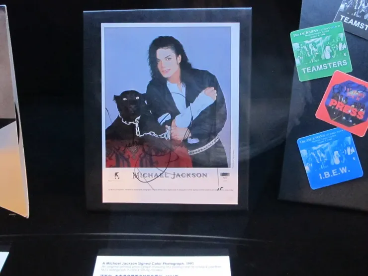 這張照片應該很多人在網上看過，就是《Black or White》MV裏MJ的造型和他化身的那隻豹，而珍品廊裏的這張有MJ的簽名。但如果是我，我絕對不敢跟牠合照...
