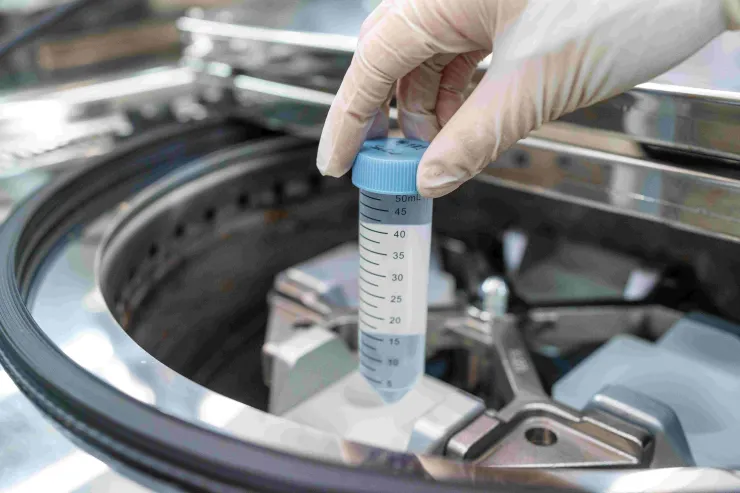 圖說:亞家生技獨家研發出「微型智能細胞製劑廠」,透過細胞製藥級的無菌隔離裝置,確保外泌體製劑批次間的高度一致性,有效降低人為汙染風險。(資料來源:亞家生技)