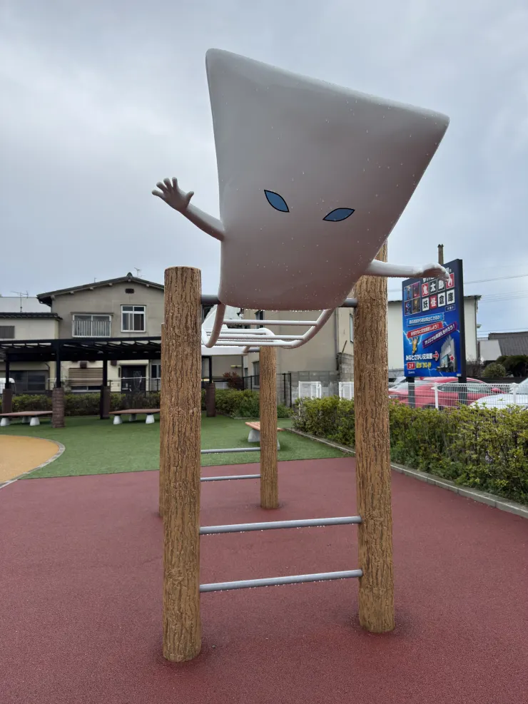 妖怪造型的遊樂設施