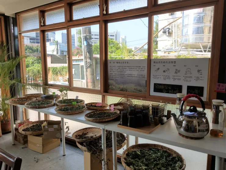 2020年8月開幕來訪時，品嚐了由當地居民親自栽種、採製的青草茶