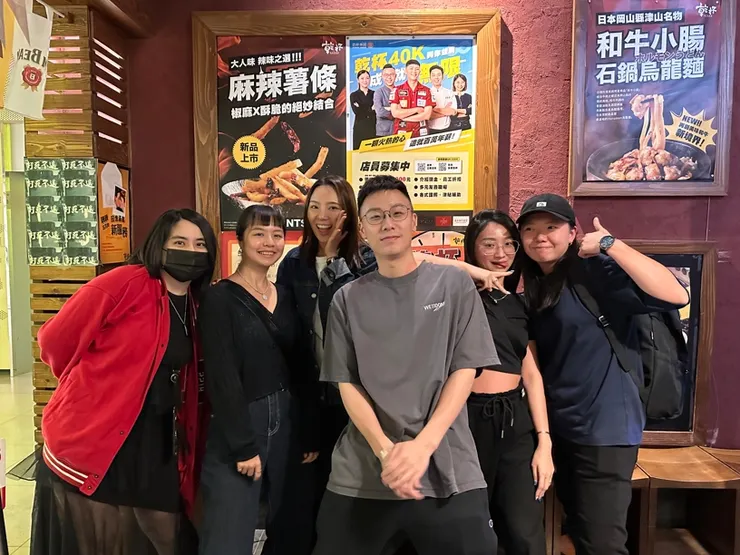 初茶弁飯團隊成員平均年齡不到30歲，在創辦人陳威嘉（Michael Chen）（中）的帶領下，把美味餐點送進每棟商辦大樓。圖/初茶弁飯提供