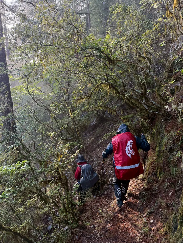 ▲快接近中央尖溪前的路段在雨後變得非常溼滑，大家小心翼翼的用盡最後的氣力下切。