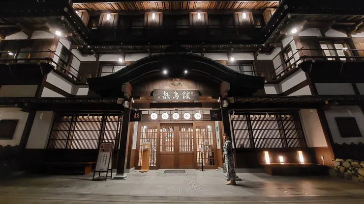 夜晚點燈的敷島館