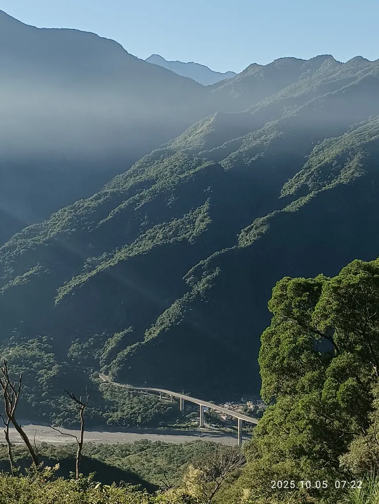 連空闊谷川天塹，自拍攝