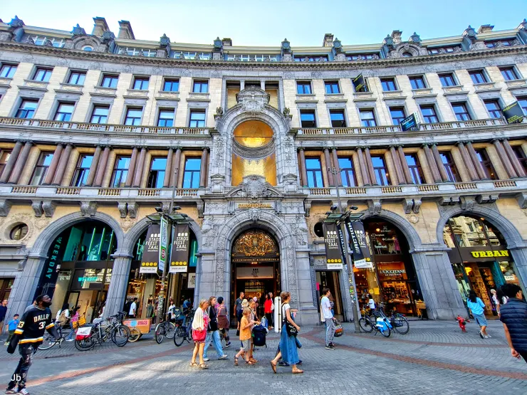 【梅爾街新古典歌德巴洛克建築風 徜徉購物舒爽甚街頭表演看不完！走在其間自是賞心悅目，但不免心想，不過賣個東西嘛，幹嘛把商店蓋得跟皇宮一樣！？然而這正是人家的文化底蘊。圖中建築為Stadsfeestzaal購物中心。】