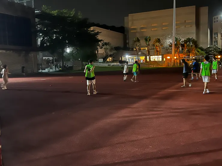 五人制就在操場外練習