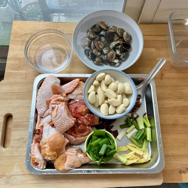 這是貴州式做法的配菜盤,所以還多了花椒