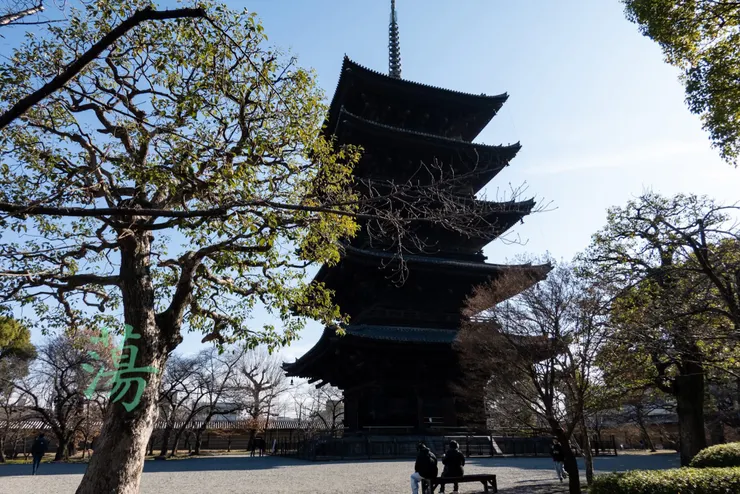 在五重塔下吃麻糬。