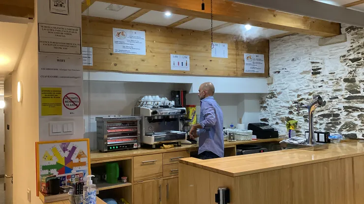 老闆就是校長兼撞鐘什麼事都做