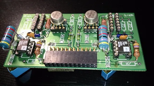 這是 PCB 正面，是延續 PART 5 同一塊板子上進行修改，OP 正負電源的小電容都焊到背面去了，直接焊在 IC 的 7、4 腳上。空出來的 IC 座原來是插著提供第一級 OP 偏流的 FET