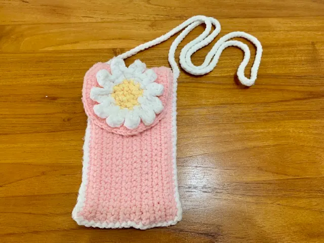 充滿少女情懷的斜背手機小包。