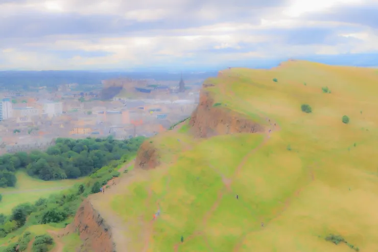 薩利斯伯里斷崖與愛丁堡城堡相對一景