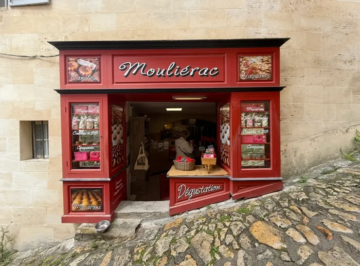 紅吱吱的門面，眼角餘光很難忽視