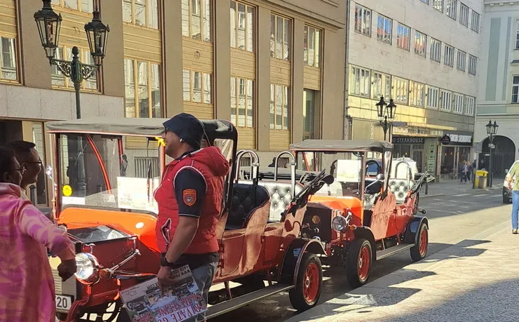 街邊特色的老爺車子..比觀光巴士更受歡迎