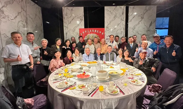 在包廂飯後的大合照