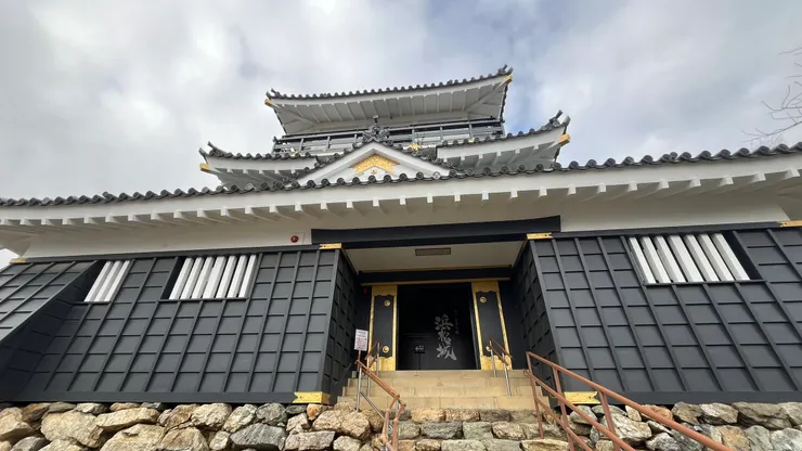 跟出世形象相呼應。