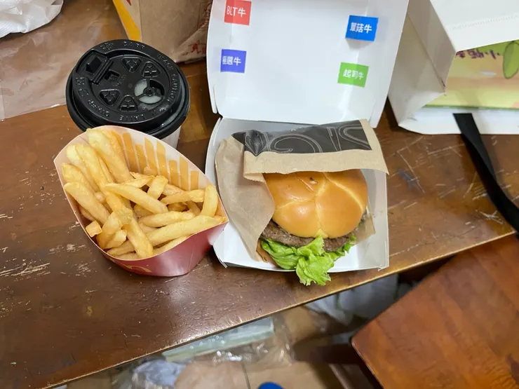 最簡單方便的也就麥當勞了。