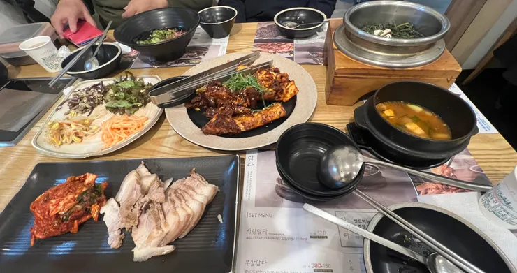 沙發、橡子粉餅已經進入肚子裡了😆