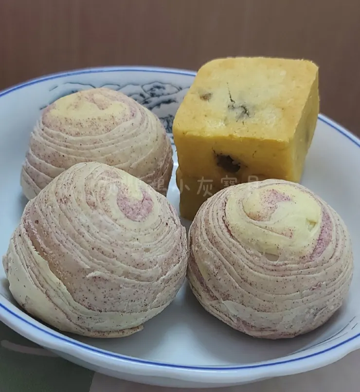 圖片來源：灰鸚鵡小灰寶貝《【蛋黃酥DIY】手工製作螺旋芋頭蛋黃酥＆菠蘿蛋黃酥》https://www.potatomedia.co/s/rVqlny9