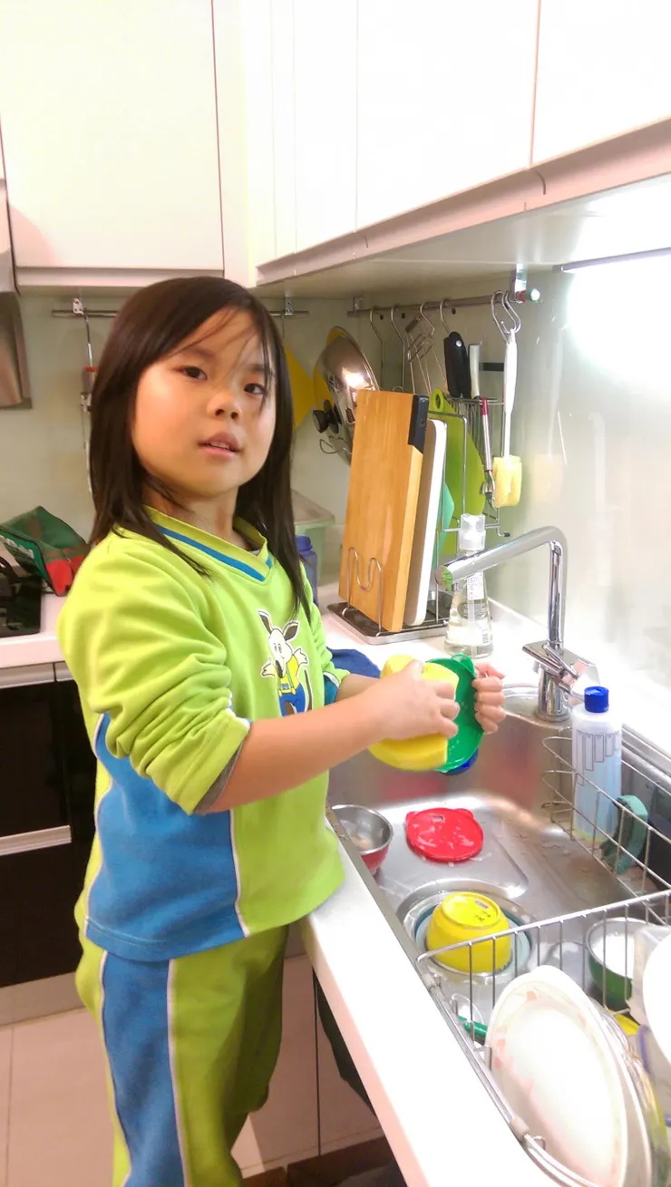 搬張椅子墊高洗碗