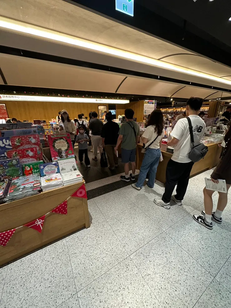誠品書店一隅，人潮湧現