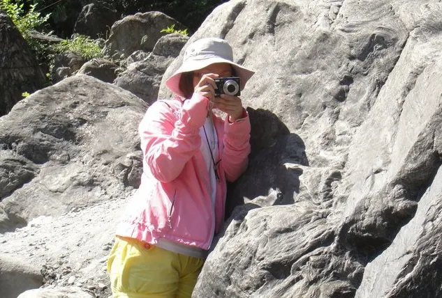 我們玩遍了花蓮，這是在銅門的小溪邊。