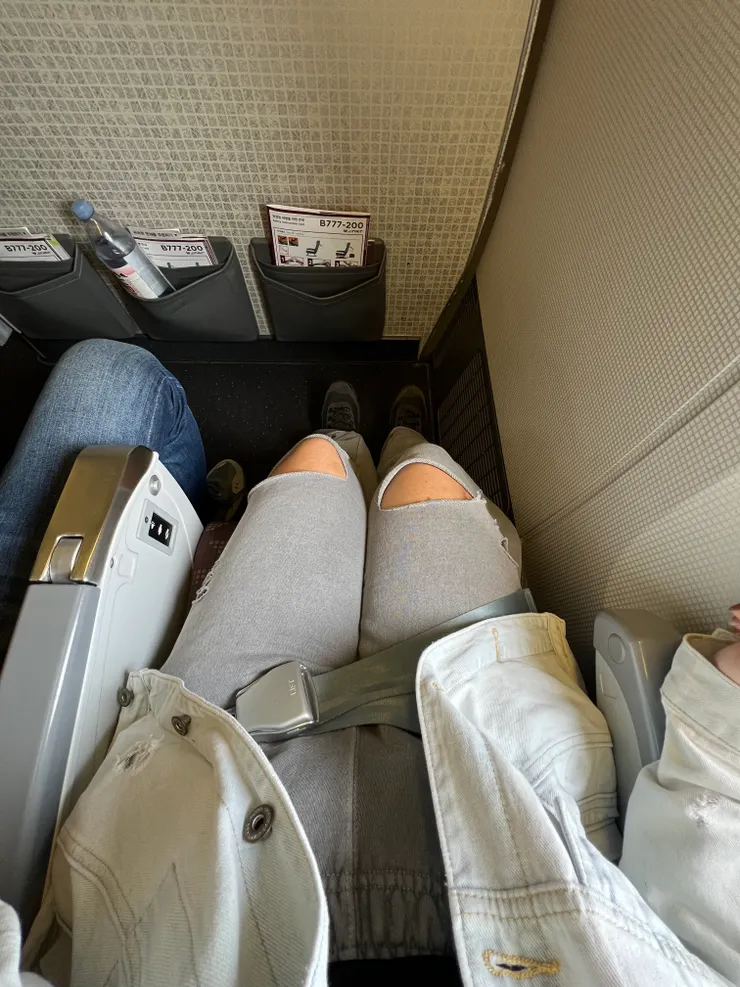 我做什麼下去真的是卡得剛剛好，如果身形比較壯碩很有可能擠不太下...