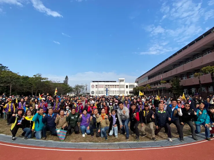 龍安宮前廣場我們誓師拔蘿蔔！出發往蘿蔔田前來張大合照。