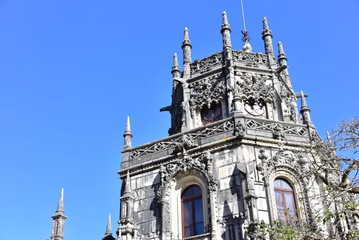 莊園裝飾融合浪漫主義等多種風格,還有許多神秘的符號。