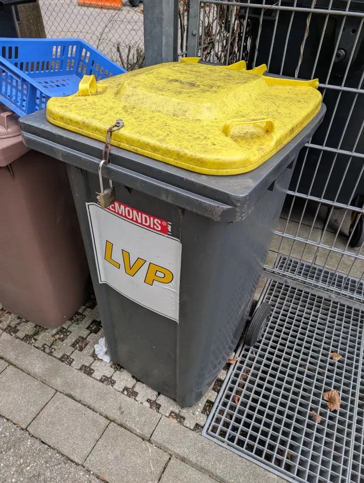 黃色桶，有時只有蓋子是黃色