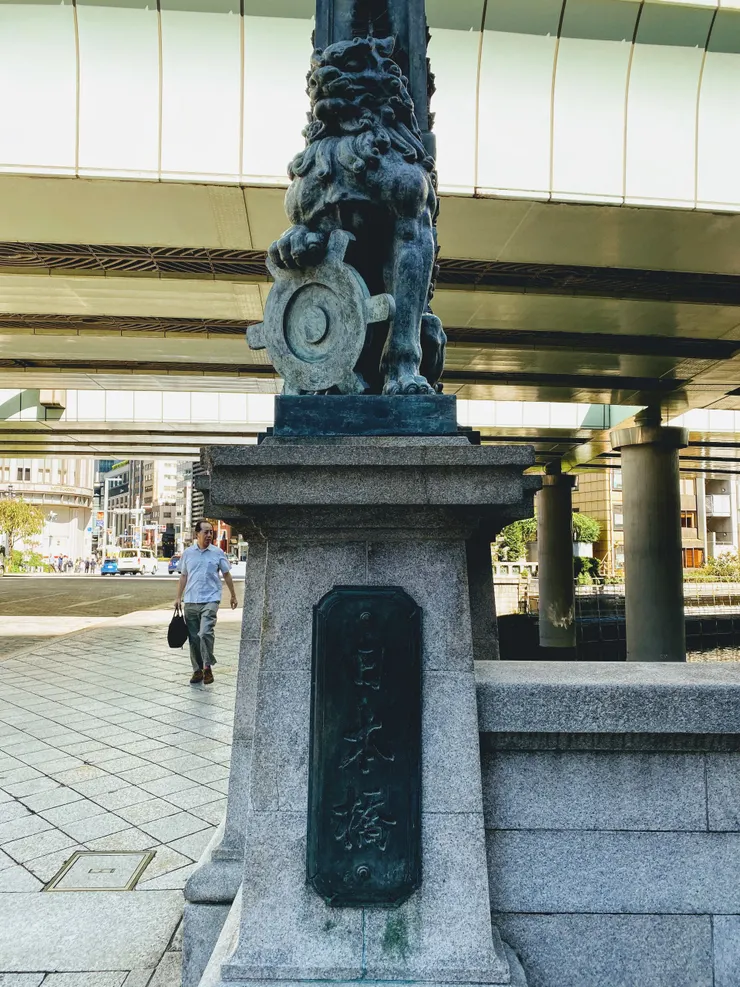 橋頭有獅子鎮守