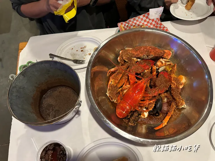 一般雙人套餐是用塑膠帶裝成一包直接送上桌，家庭餐份量大所以用臉盆裝，然後附上一個丟垃圾的小水桶