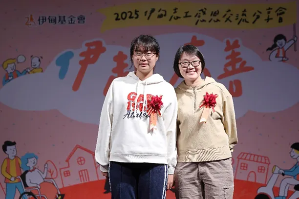 母女檔的陳碧雲(右)與施卉軒，因著志工服務，滋養生命。