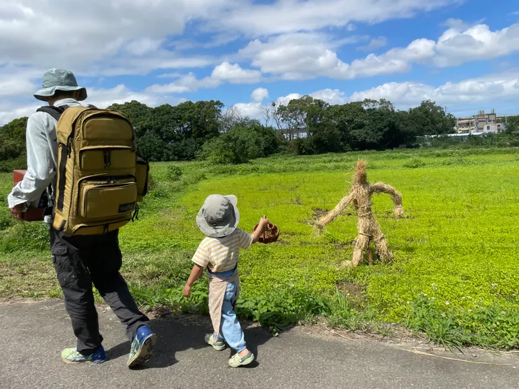 小狐狸：「前面的稻草人有穿衣服，他怎麼沒有穿衣服？」