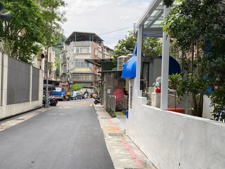 興隆路一段260巷「樂藝生活」才藝教室旁，出現鐵皮屋，溪水從這裡彎入
