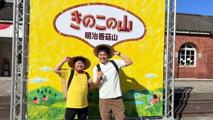 日本搞笑藝人Wes-P(左)、藝人關韶文(右)合影