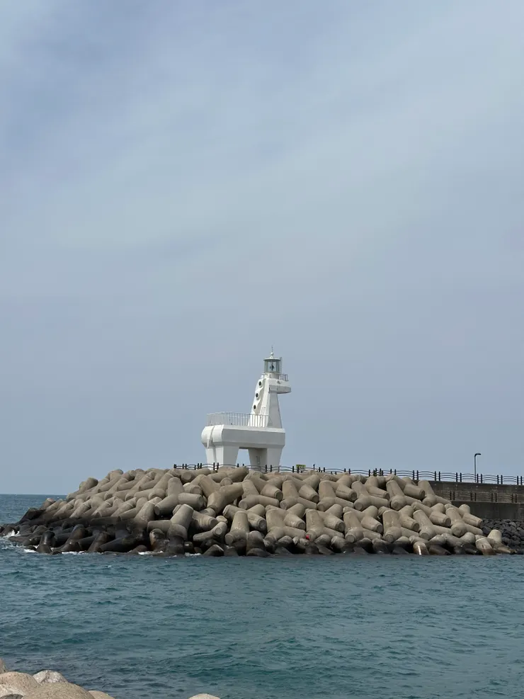 和小紅相望的小白馬燈塔