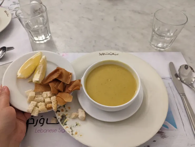 想要擺拍餐廳扁豆湯配料，卻差點打翻整盤配料的一瞬間(筆者攝)