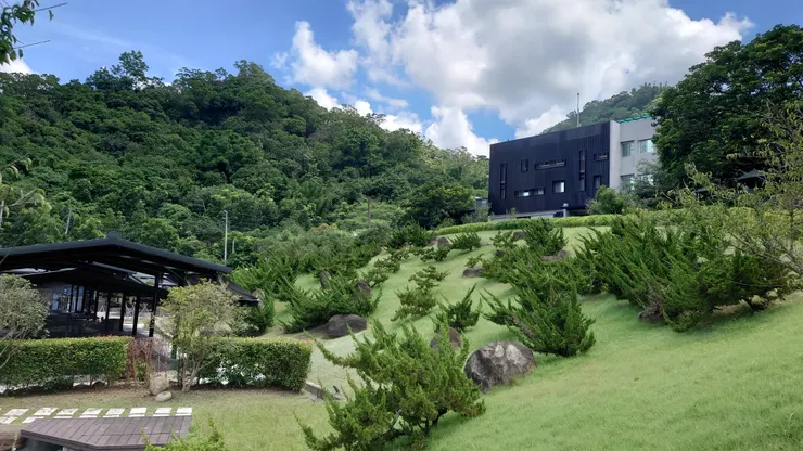 左下泡湯區，可望一片綠意