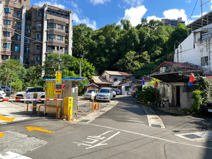 停車場旁邊有幾棟老房子，往右轉即可見周家古厝