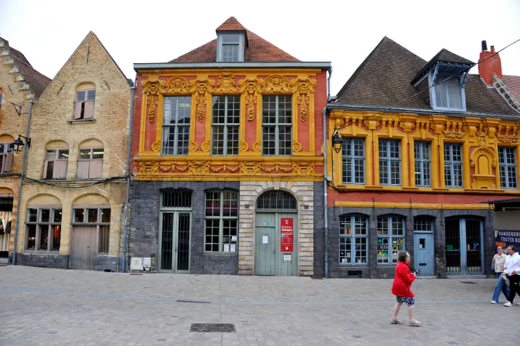 【也在大教堂週邊的古老建築Louise-de-Bettignies。】