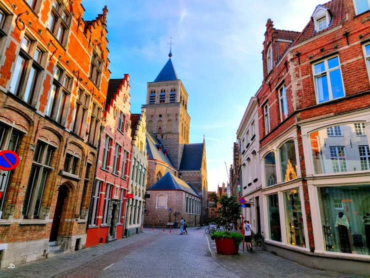 【陽光下市街充滿幾何形狀與色彩 別問任一小巷的名只管往裡面踩。圖中為St Giles’ Church。】