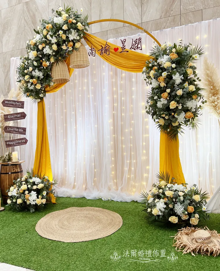 #福爾摩沙遊艇酒店-幸福檸檬黃-法爾婚禮佈置   用溫暖的檸檬黃色系搭配玫瑰與綠植，打造出宛如在陽光下野餐的輕柔氛圍。花門、木桶、燈串、吉他與小帳篷，希望賓客一踏進來，就感受到輕鬆與喜悅。   幸福不只是色彩，是你們看向彼此時，眼裡的光。 私訊預約諮詢，帶著你的夢想，我們來實現！ 用專業佈置，讓你的故事閃耀動人！  讓我們一起見證您人生中最重要的時刻！ 歡迎FB或 IG私訊詢問與我們預約哦~ *平日一~五下午 2:00 到晚上 9:00 都可以預約來門市哦!! *(若需假日前來可以另外和我們再約時間哦!!) 法爾婚禮佈置地址: 台南市東區文化路131號 車子可以直接停在我們門口喔!~ 台南婚禮 #台南婚禮佈置推薦 #台南婚禮佈置 #南部婚禮佈置 #高雄婚禮佈置 #嘉義婚禮佈置 #屏東婚禮佈置 #婚禮佈置 #家宴婚禮佈置 #戶外婚禮佈置 #中國風婚禮佈置 #中式婚禮佈置 #大理石 #秀和服 #漢唐婚禮 #尾牙佈置 #flower #tainan #台南 #decor #台南婚禮 #FARweddings