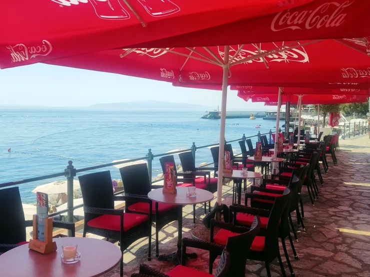 海濱大道旁有各式各樣的餐廳