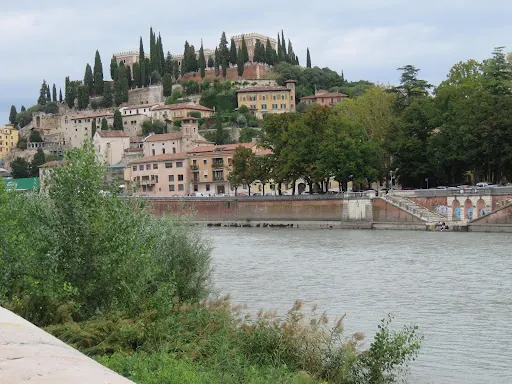 阿迪結河在聖彼得堡山下的景色