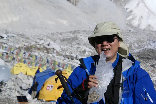 （圖說：在聖母峰基地營，如人啃冰凍寒自知。)